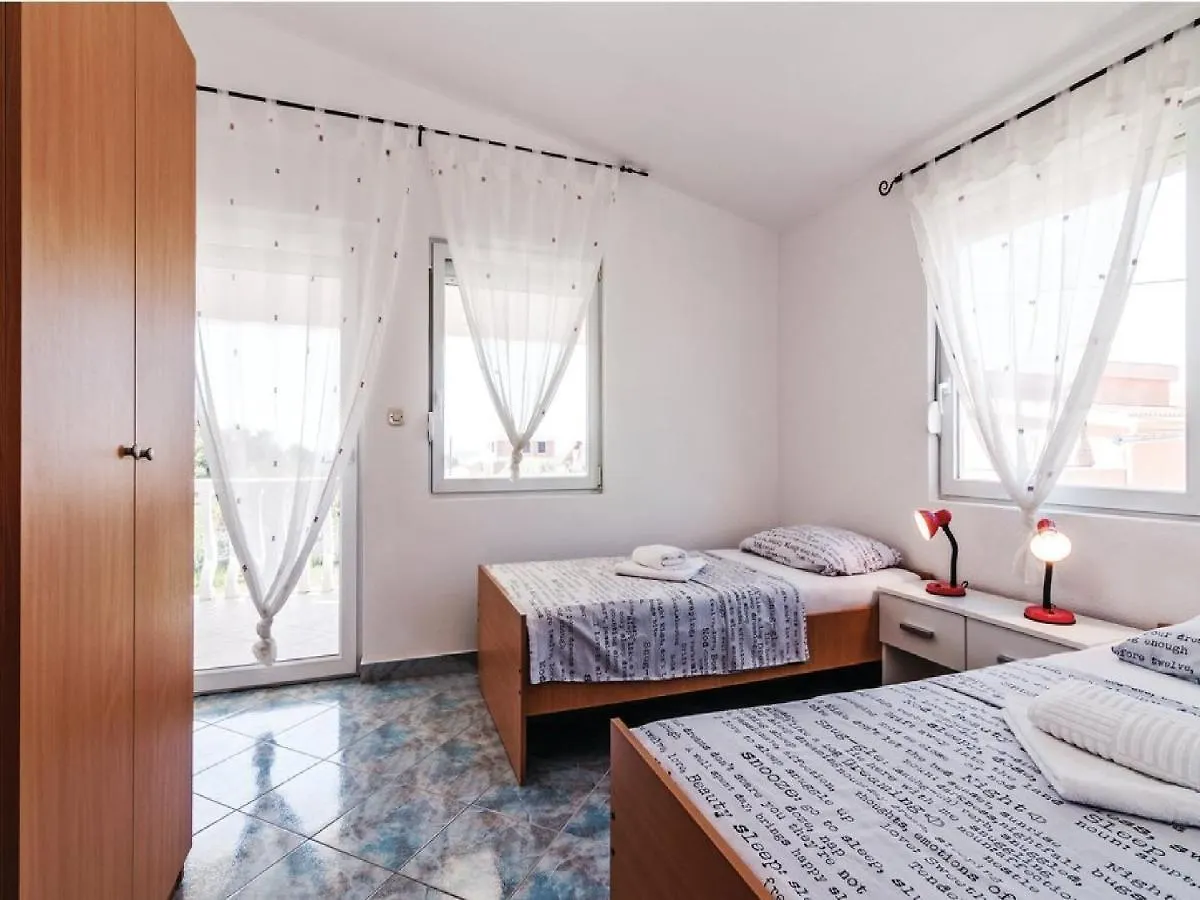 Apartments Hak Vir 0*,